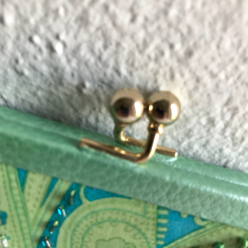 NWOT Beaded Kiss Lock Wristlet - Picture 3 of 8
